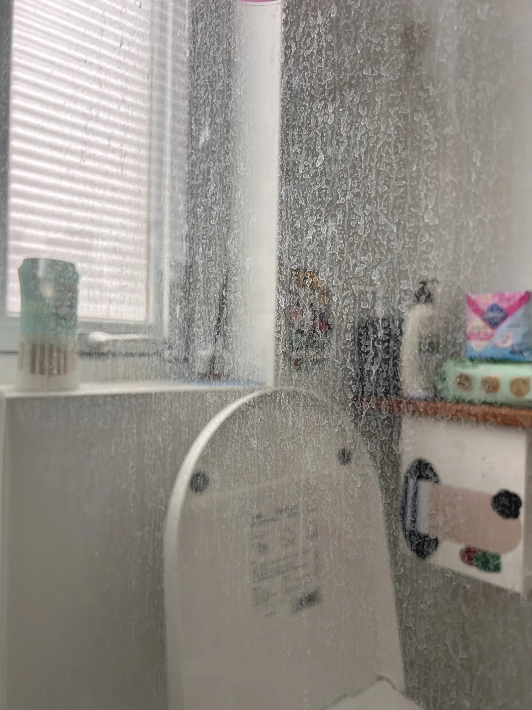 浴室玻璃糊成毛玻璃？别急着兑「白醋+洗洁精」，更别拿百洁布直接擦：先摸滑还是涩、看贴没贴膜、框是什么，再决定敷擦、换膜还是找师傅