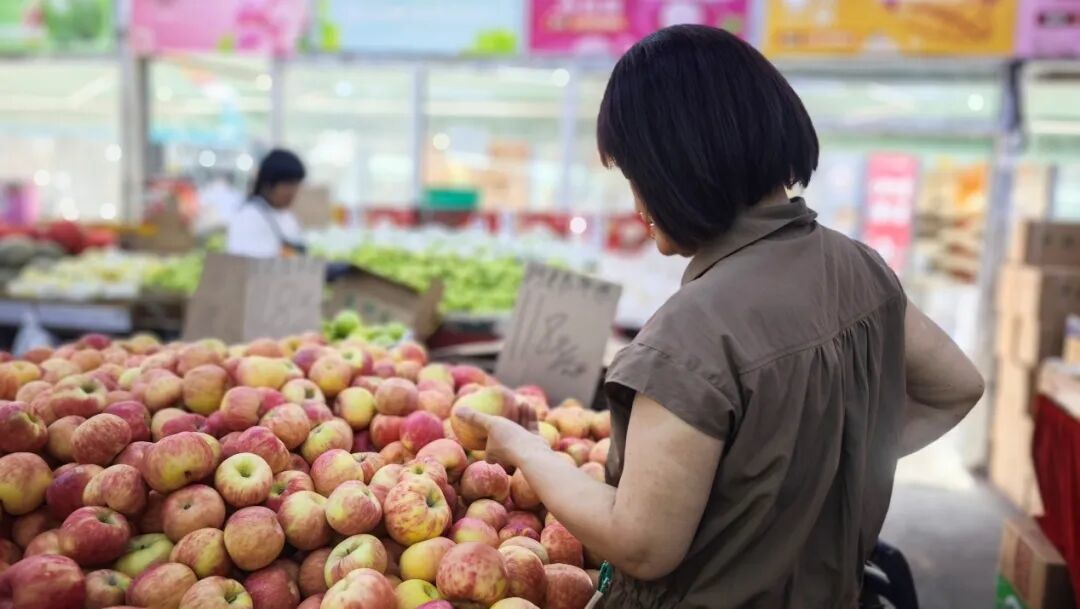 9月中旬全网都在卖「冰糖心苹果」,可真正的阿克苏冰糖心要10月底霜降后才下树——买苹果先对上市日历:嘎啦、红露正当季,花牛、秦脆等月底,真糖心等10月底;「糖心」不是品种是温差冻出来的糖;切开黑心是霉心病,网购的拍照留证可索十倍赔偿