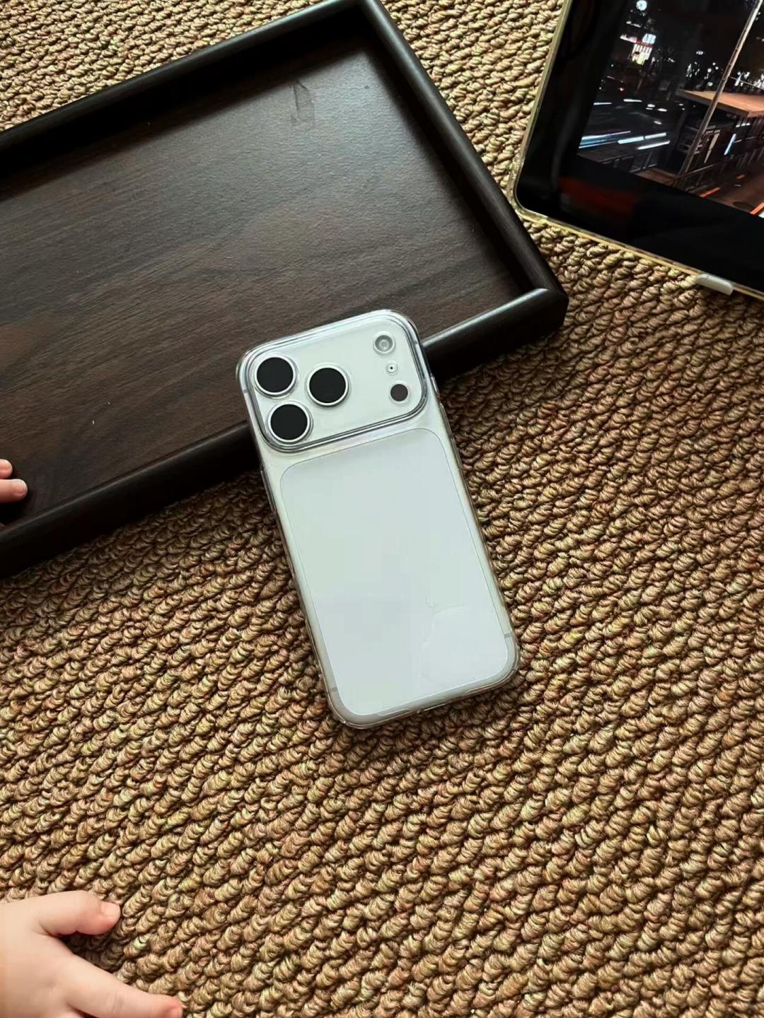 「iPhone 历史最长续航」,但国行拿到的是低配数字:18 Pro 电池只涨了 1.7%,Pro Max 真加了料、代价是 249g 史上最重——9.18 到货前一晚,四套电池数字我替你对齐了