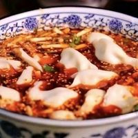 嘎嘎好吃！回民街逛到最后，就需要这么一碗解腻开胃的酸汤水饺