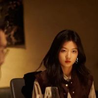 一边骂它"美化性骚扰"，一边看到大结局：这部剧其实很健康
