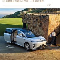 终于有MPV愿意用了！享界V8全系标配电动招财猫座椅