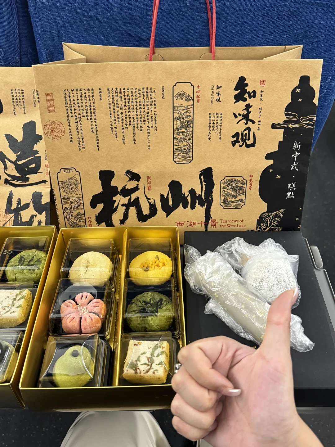 文旅糕点合格率98.2%,今天的通报先定了安全底线:中秋国庆买伴手礼前,先识破三个套路——尝的葛根酥装袋变雪花酥、插树叶的「鲜果」是蜜饯、景区10元的花生糕回家一搜7块5