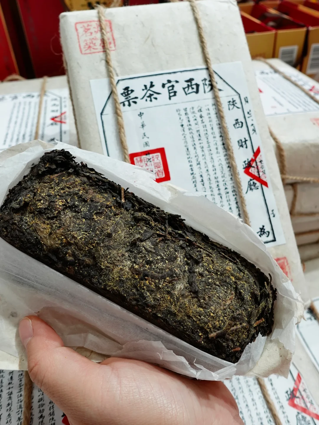 文旅糕点合格率98.2%,今天的通报先定了安全底线:中秋国庆买伴手礼前,先识破三个套路——尝的葛根酥装袋变雪花酥、插树叶的「鲜果」是蜜饯、景区10元的花生糕回家一搜7块5