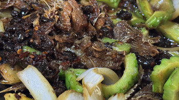 中秋家宴下饭菜：豆豉鲮鱼炒苦瓜，十分钟出锅，苦瓜不苦下饭香！