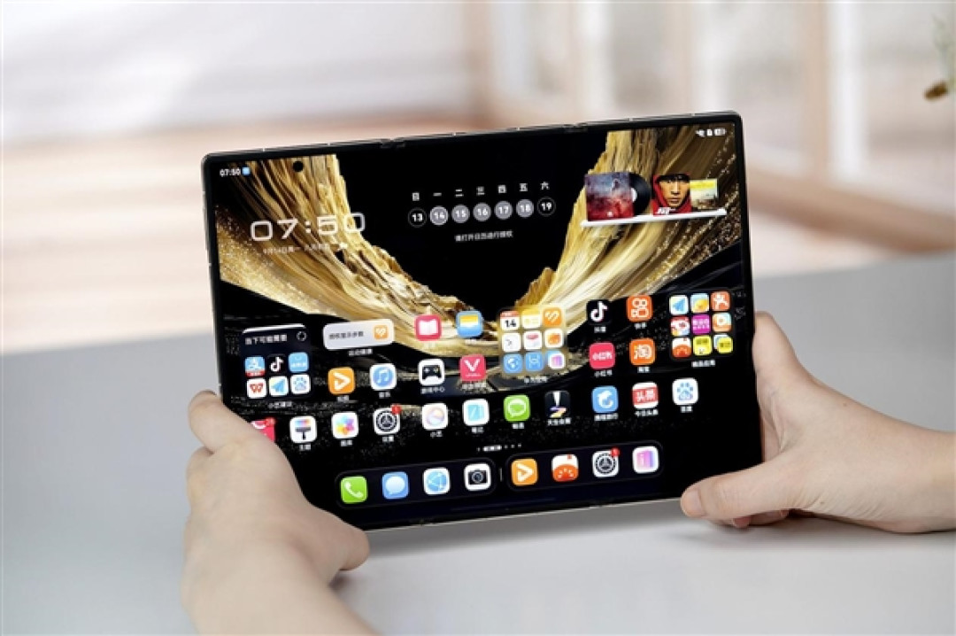 全新展翼三折叠手机!华为Mate XT 2非凡大师图赏