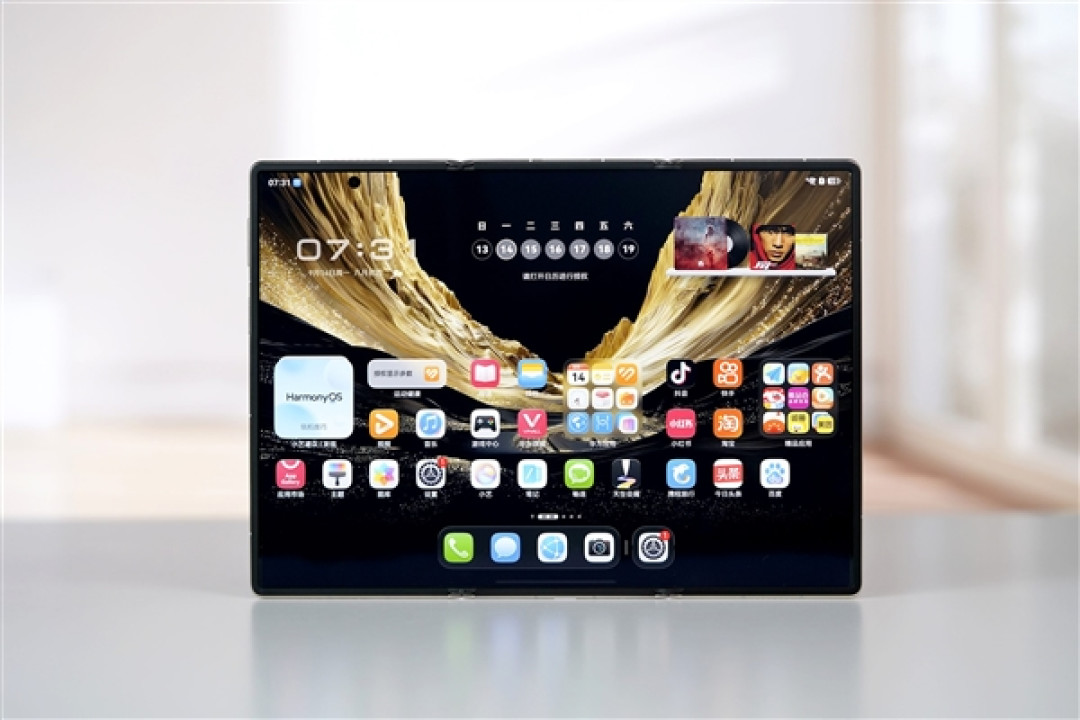 全新展翼三折叠手机!华为Mate XT 2非凡大师图赏