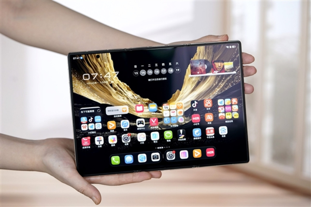 全新展翼三折叠手机!华为Mate XT 2非凡大师图赏