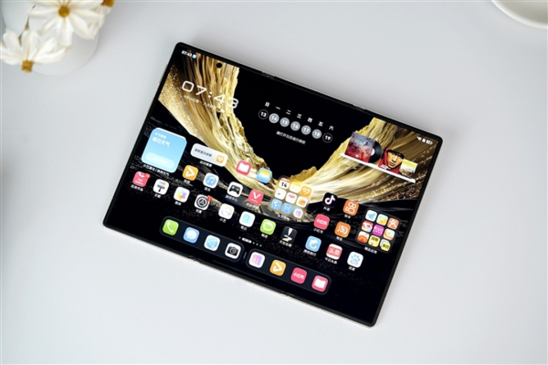 全新展翼三折叠手机!华为Mate XT 2非凡大师图赏