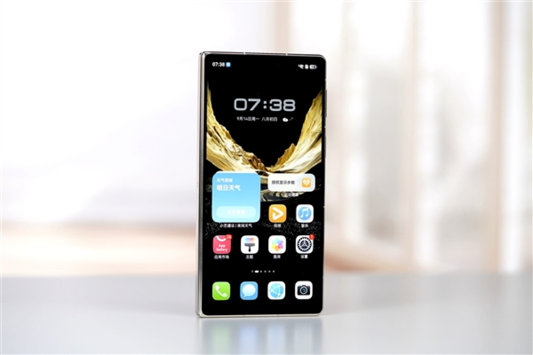 全新展翼三折叠手机!华为Mate XT 2非凡大师图赏