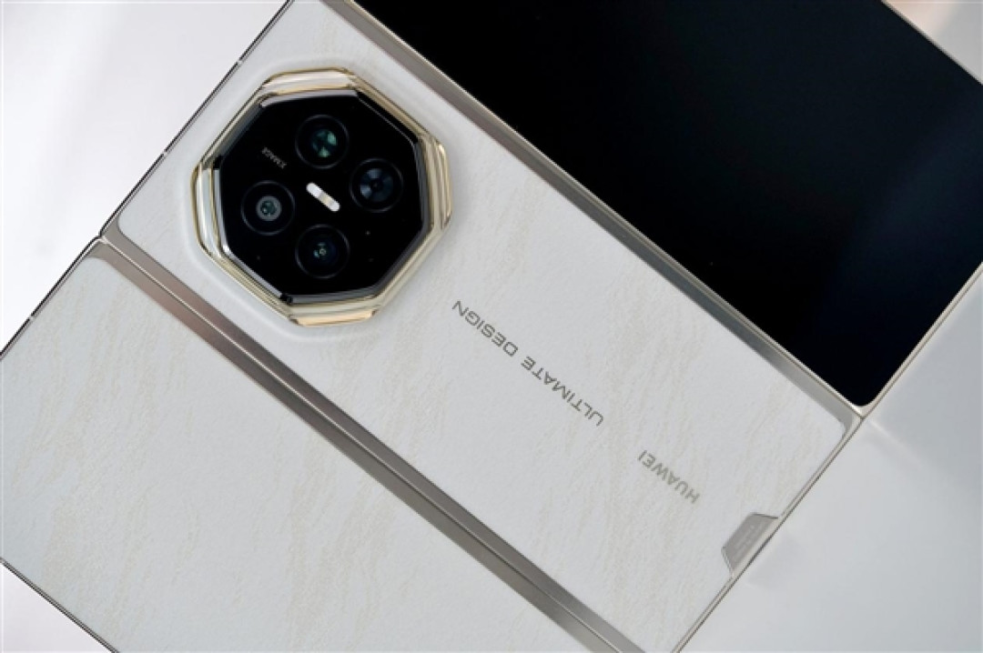 全新展翼三折叠手机!华为Mate XT 2非凡大师图赏