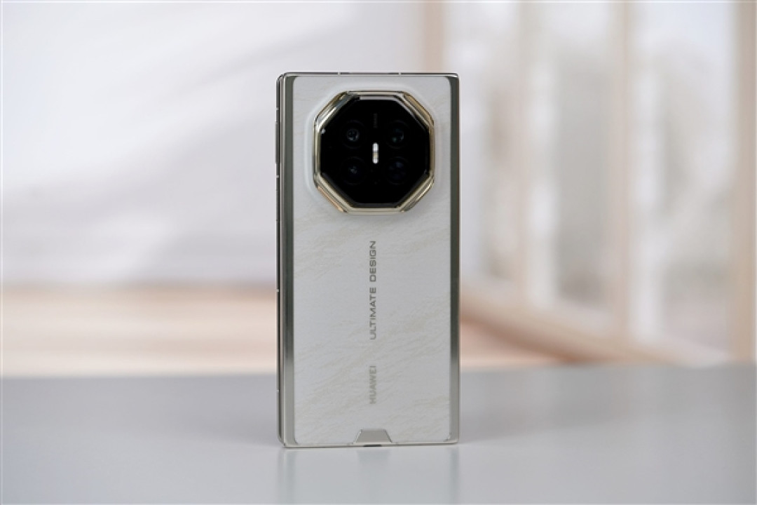 全新展翼三折叠手机!华为Mate XT 2非凡大师图赏