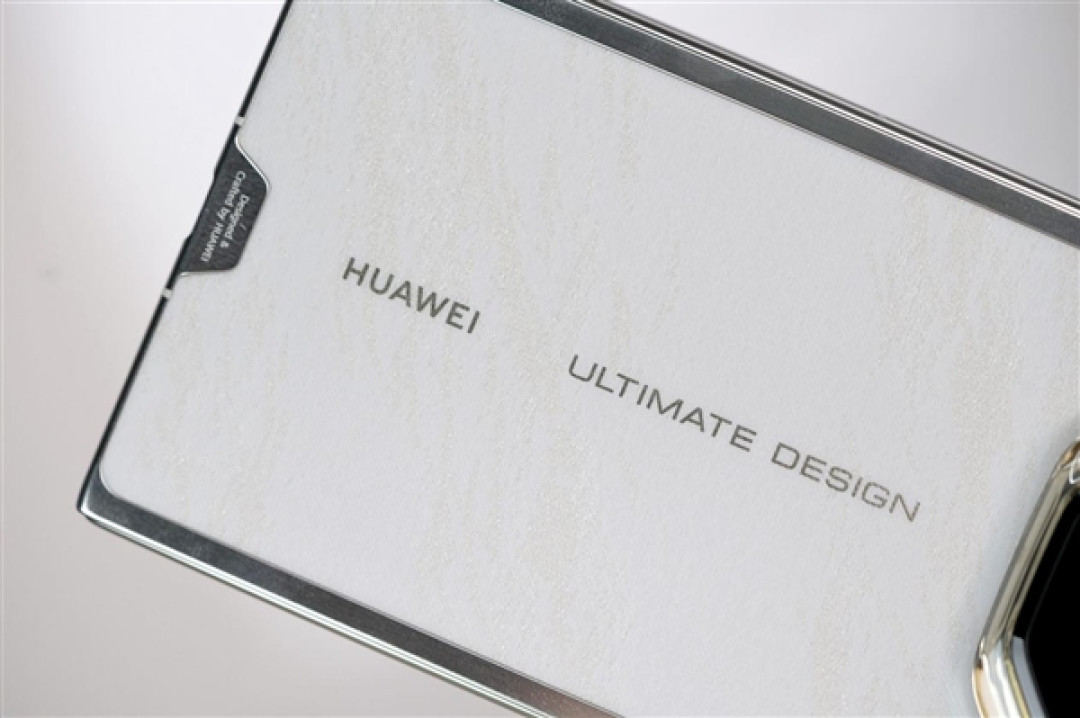 全新展翼三折叠手机!华为Mate XT 2非凡大师图赏