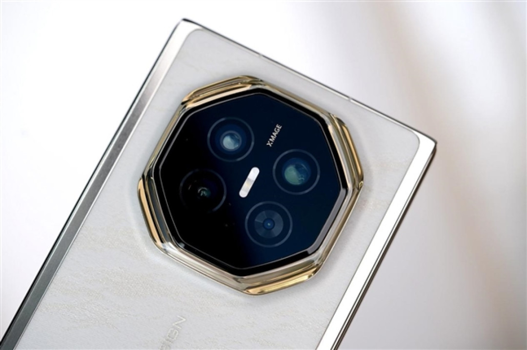 全新展翼三折叠手机!华为Mate XT 2非凡大师图赏