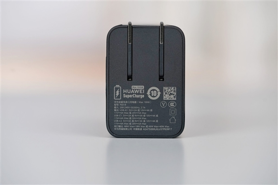 全新展翼三折叠手机!华为Mate XT 2非凡大师图赏