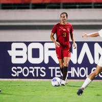 半场0-1落后！中国女足强攻无果，破密集防守成最大难题，王霜或替补救主