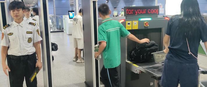 校长压价到98元，校服透光掉色：便宜的代价是孩子的皮肤