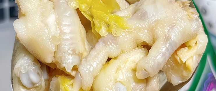 泡凤爪菌落总数最高超标100倍、大肠菌群超标180倍，有友说是「经销商储存不当」：先对生产日期2026年1月27日——买到这批的别吃、留证，十倍赔偿保底一千；没买到的别急着扔光凤爪，先搞懂「辐照食品」能出什么数、不能出什么数