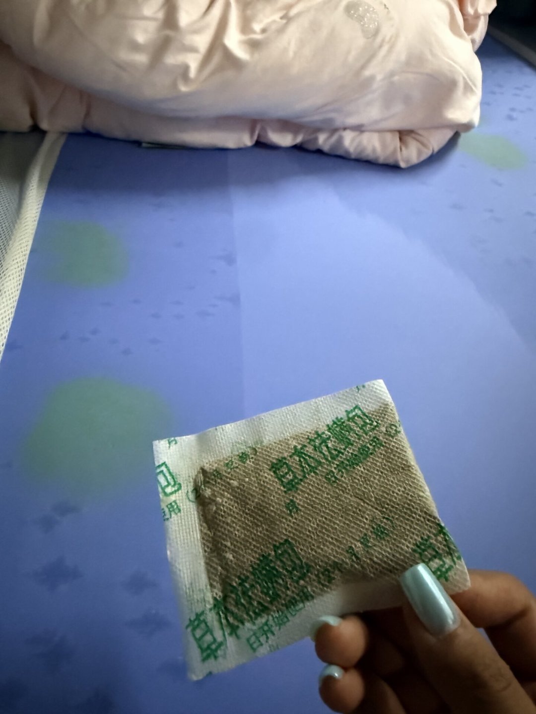 换季翻出的被子一睡就打喷嚏?别急着晒被拍打,更别抄「除螨喷雾+除螨包」:先搞懂杀螨≠除螨,再决定热水洗、烘干、控湿还是买除螨仪