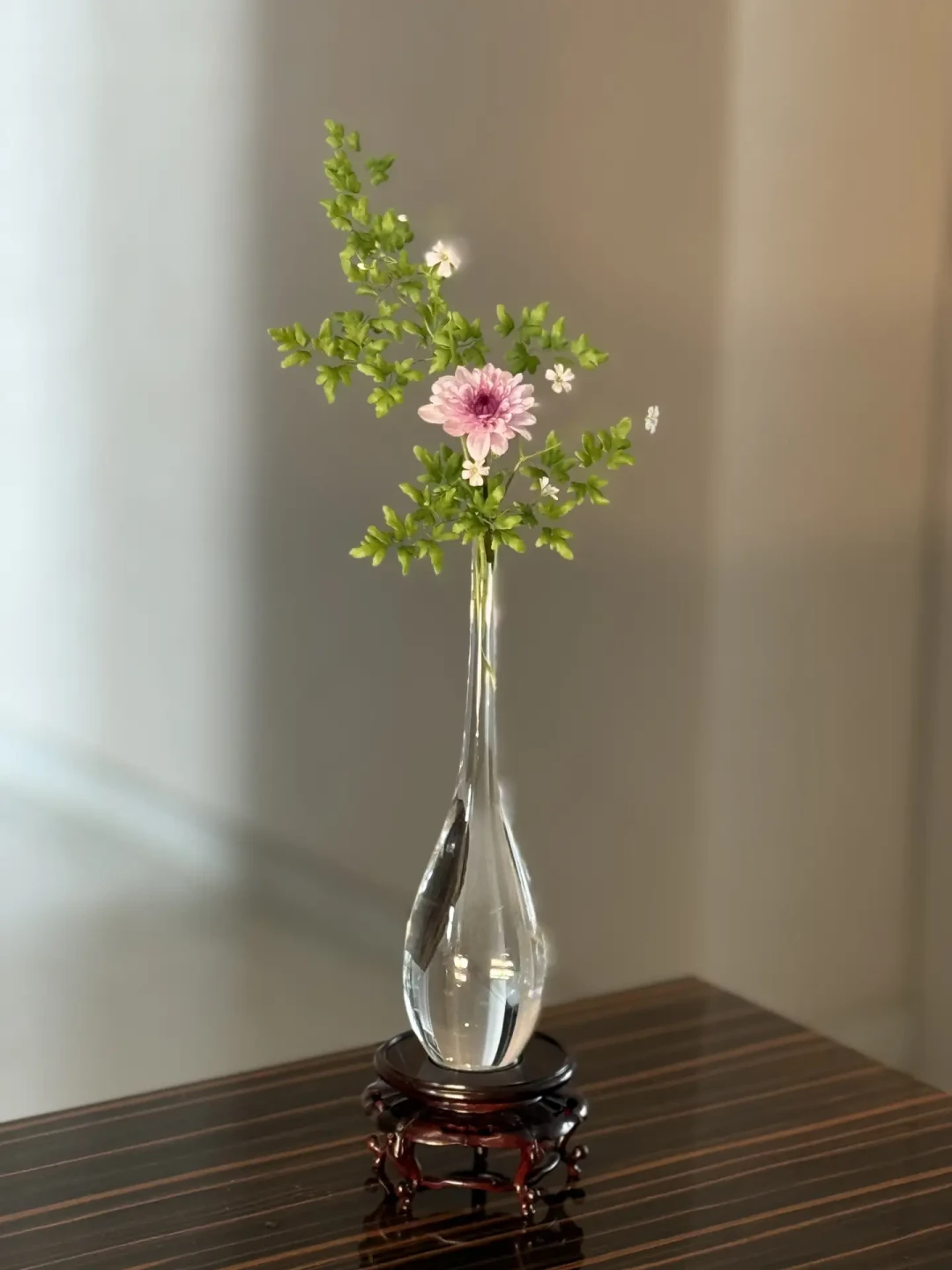 距中秋8天,待客茶桌上的“席花仗”开打:一半人蹲博物馆今天放号的免费插花课,一半人25块拿三把秋花回来论斤插——对完五平台约70条茶席花帖、斗南双节前三天行情(85品种41涨44跌)和2条涨价预判、传统插花非遗讲解与《菊花不吉利?》帖29条评论,3个派系1张谱系、5句说法逐句判、1张花材×上席表、1笔双节前花钱账、3类人行动卡、5条红线,中秋头炉水烧开前一次说清