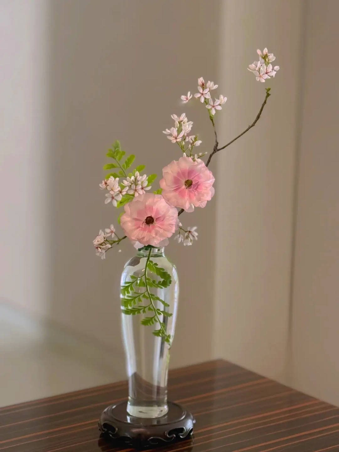 距中秋8天,待客茶桌上的“席花仗”开打:一半人蹲博物馆今天放号的免费插花课,一半人25块拿三把秋花回来论斤插——对完五平台约70条茶席花帖、斗南双节前三天行情(85品种41涨44跌)和2条涨价预判、传统插花非遗讲解与《菊花不吉利?》帖29条评论,3个派系1张谱系、5句说法逐句判、1张花材×上席表、1笔双节前花钱账、3类人行动卡、5条红线,中秋头炉水烧开前一次说清