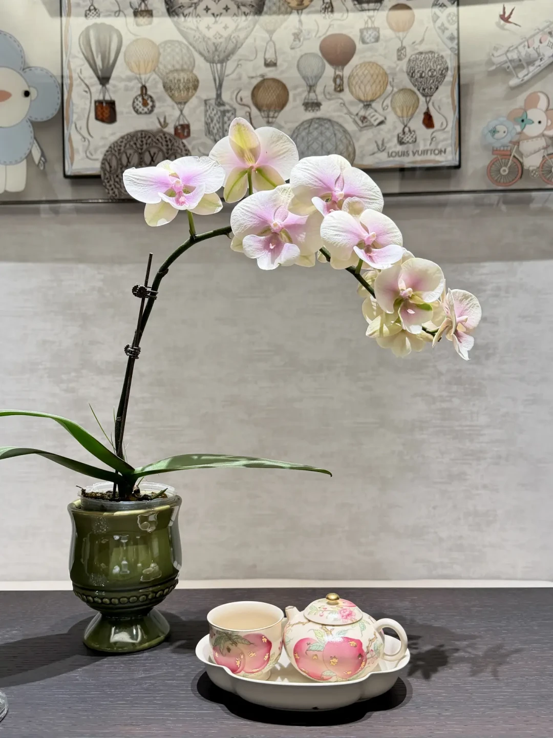 距中秋8天,待客茶桌上的“席花仗”开打:一半人蹲博物馆今天放号的免费插花课,一半人25块拿三把秋花回来论斤插——对完五平台约70条茶席花帖、斗南双节前三天行情(85品种41涨44跌)和2条涨价预判、传统插花非遗讲解与《菊花不吉利?》帖29条评论,3个派系1张谱系、5句说法逐句判、1张花材×上席表、1笔双节前花钱账、3类人行动卡、5条红线,中秋头炉水烧开前一次说清