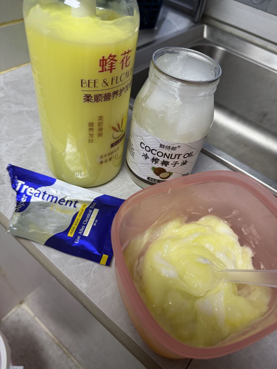 秋天椰子油护发又翻车了一波:扒完8篇帖子和410条评论,答案按发质劈成两半