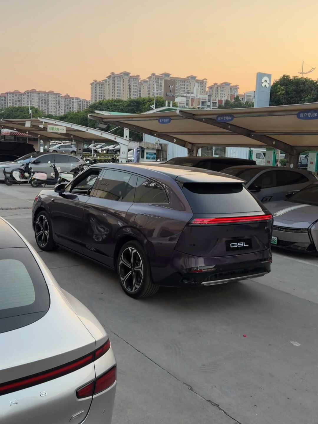 发布会现场“有点安静”,顶配交付却排到13周:小鹏G9L上市的24小时——23.18万是限时价、11月15日24点截止,纯电还是增程、Max还是Ultra SE,六版本差价逐档拆开再决定锁不锁单