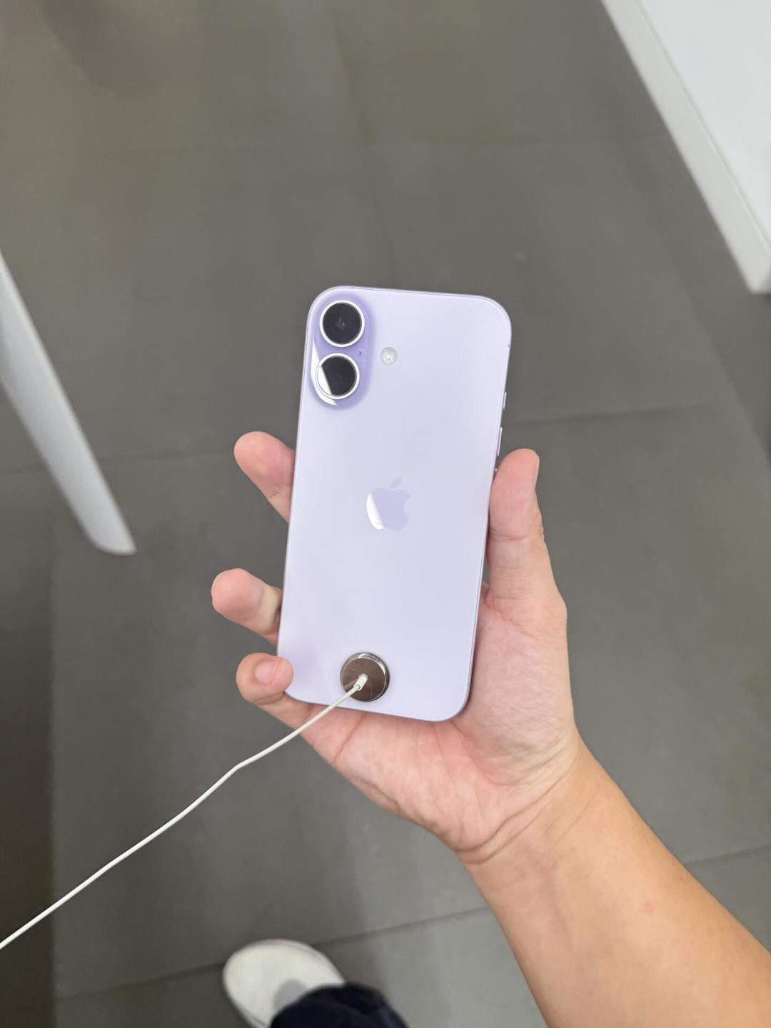 官网涨800、商家囤230台卖一台亏一台:iPhone17价格倒挂开出捡漏窗口——四组价格怎么算、国补15%封顶500怎么吃满,