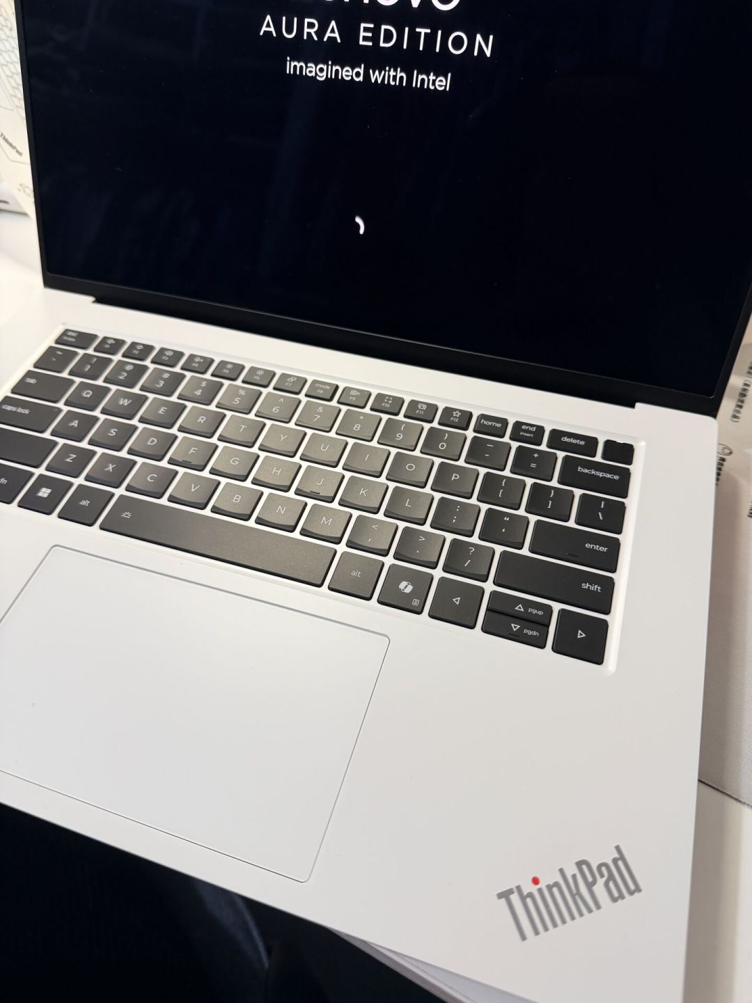 官方说“永远存在”才两年,12999元的X9先把它删了:核完ThinkPad小红点的漂移、丢帽拒退与200元定金团三本账,为信仰掏钱前先看新价目表