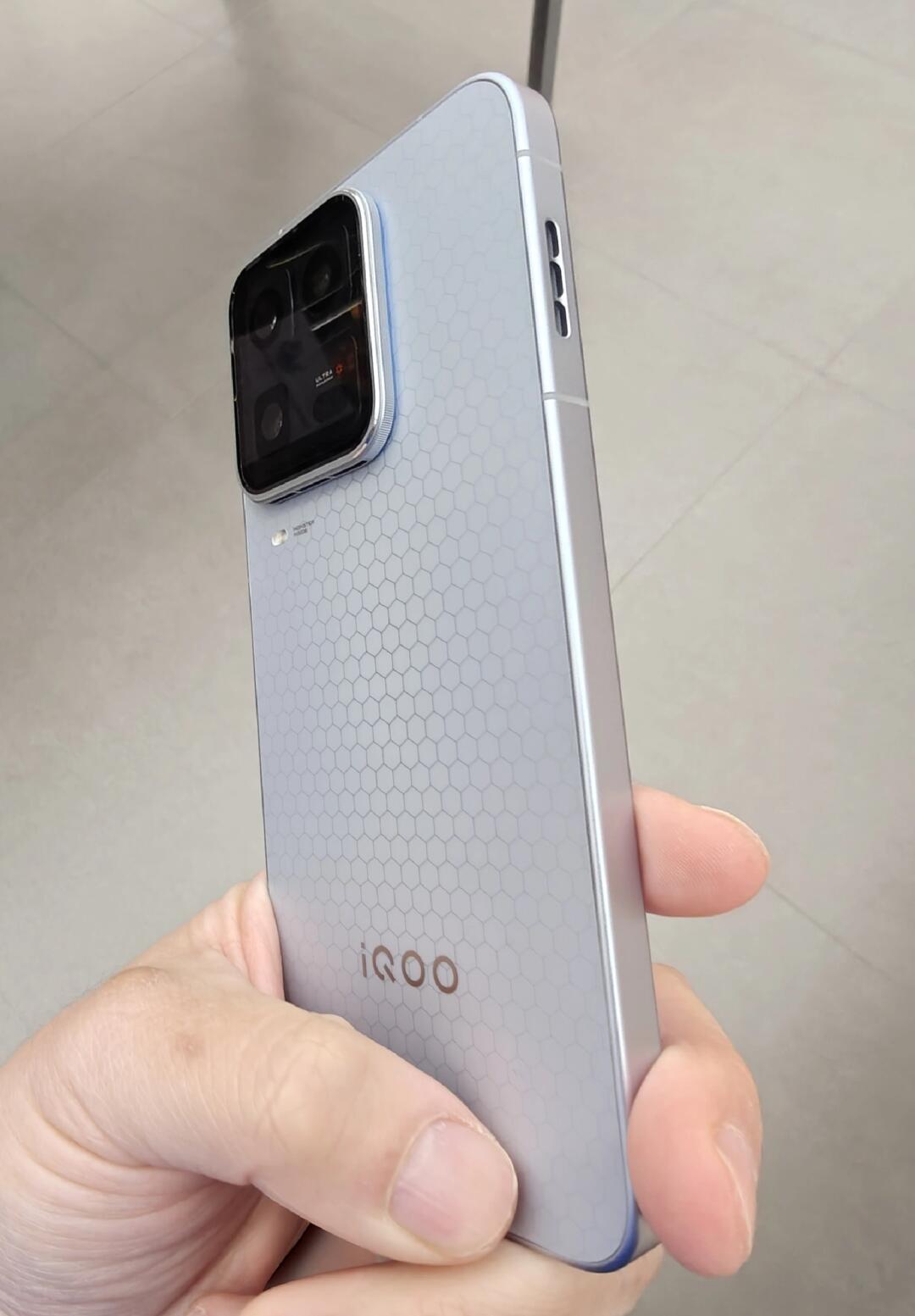 '1000元iQOO15Ultra'是AI标题党,真价4699起:风扇压得住原神却扛不住鸣潮、口碑两极——iQOO16月底就来,游戏党抄底还是等,把价格、强弱、梯度三笔账算完再决定