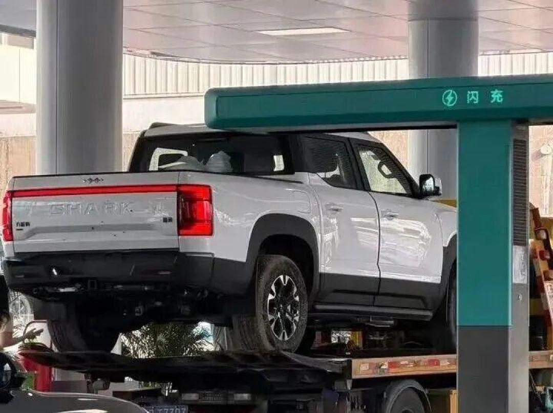 回国实车“游”进闪充站:鲨鱼官宣口径已经换了三回,等方程豹皮卡的人先把换标、定价、报废这三笔账对完