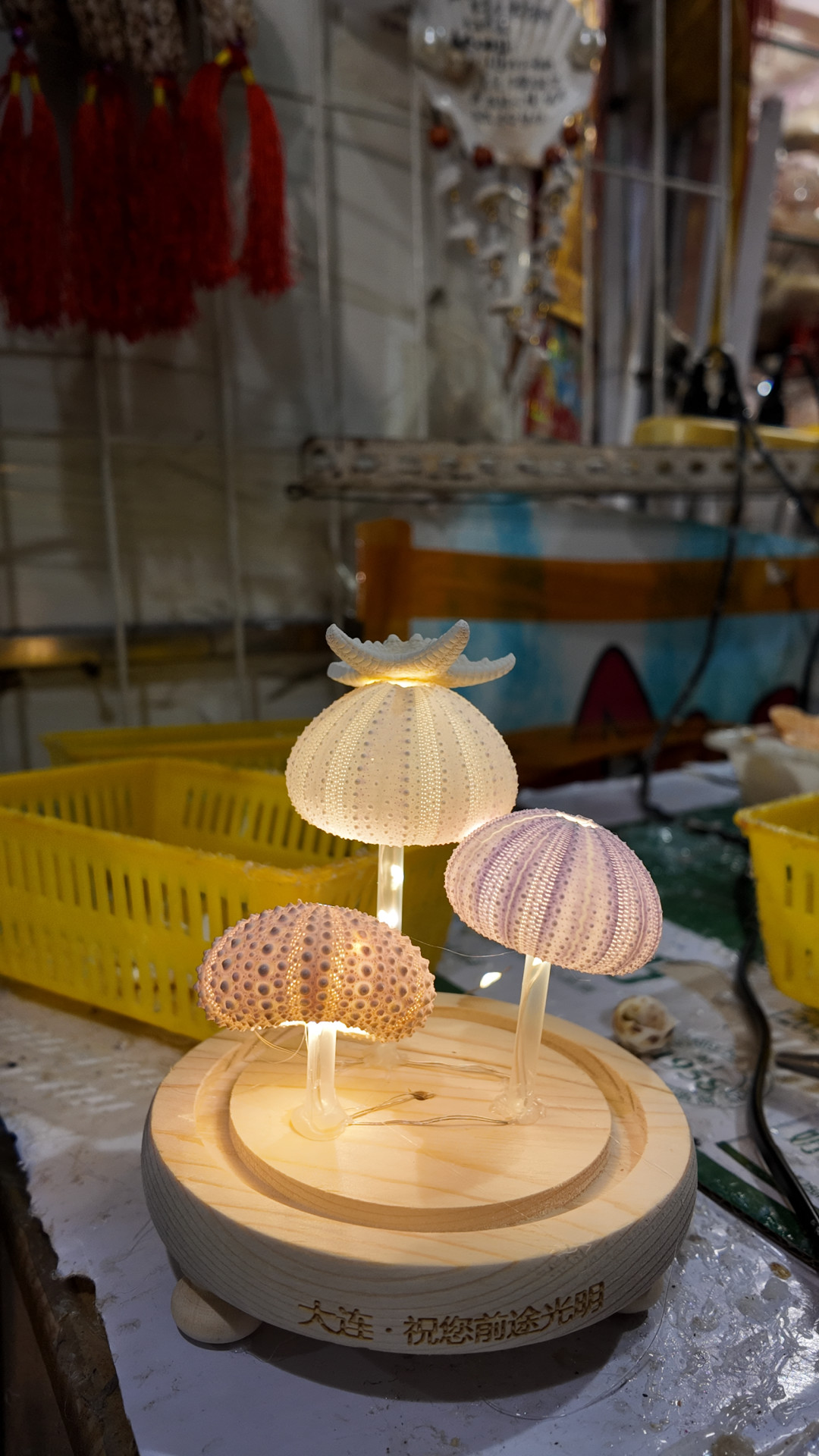 海胆刚上完餐桌,壳就被抢着