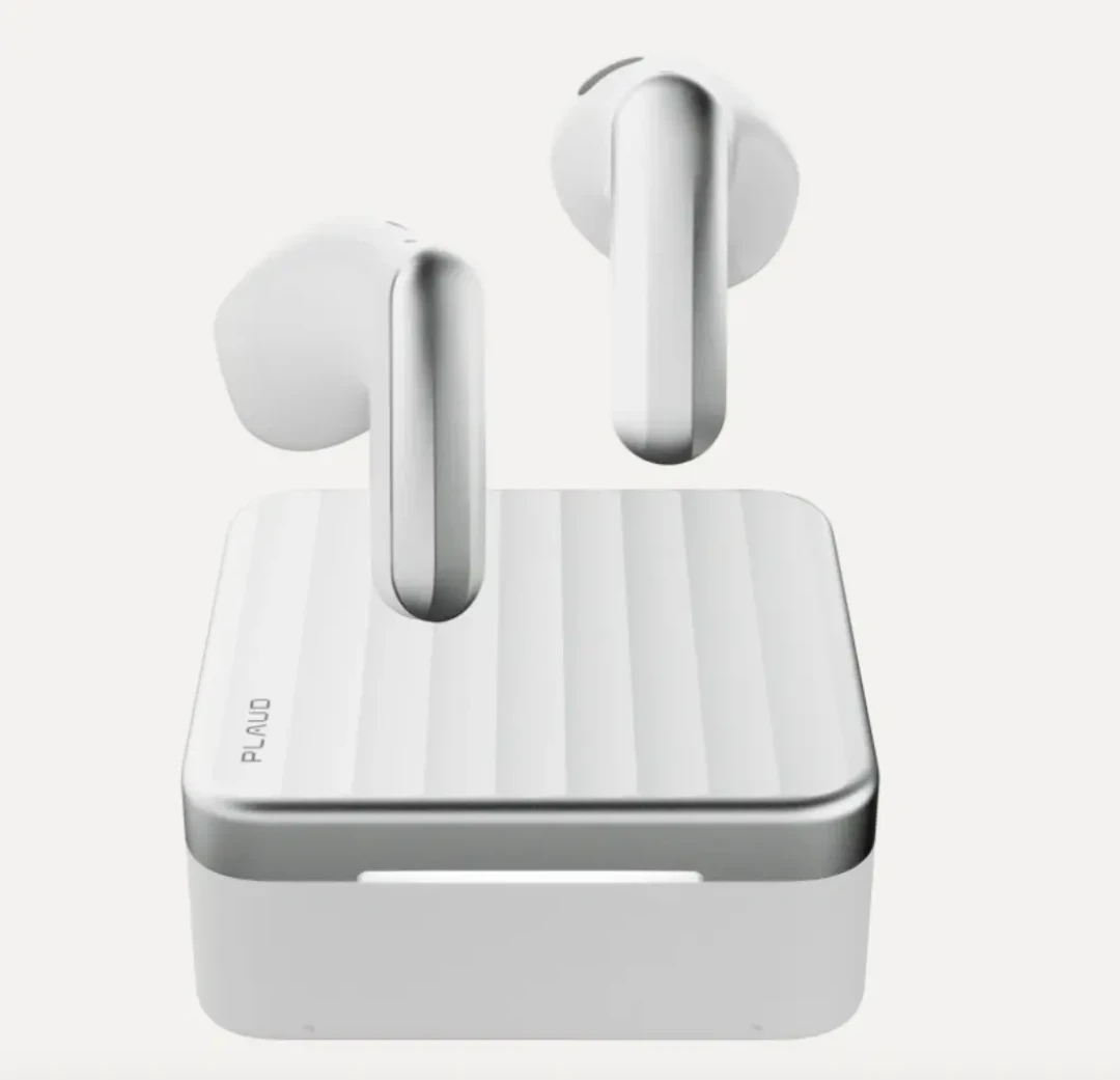 OPPO 掏出 9.8 克的「心力球」,把正在退潮的 AI 录音卡拉回牌桌:354 赞帖子说这品类在批量变电子垃圾、Plaud 老用户发帖「正式淘汰」、1000+ 的讯飞被实测打脸——会议党在等发售和现在退坑之间,先把形态、说话人、订阅费三本账算清