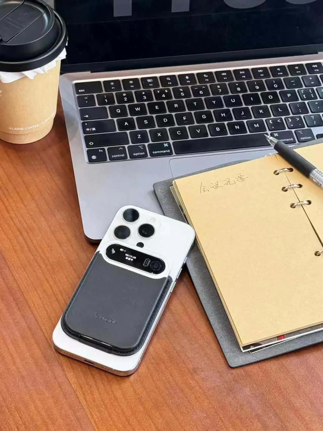 OPPO 掏出 9.8 克的「心力球」,把正在退潮的 AI 录音卡拉回牌桌:354 赞帖子说这品类在批量变电子垃圾、Plaud 老用户发帖「正式淘汰」、1000+ 的讯飞被实测打脸——会议党在等发售和现在退坑之间,先把形态、说话人、订阅费三本账算清