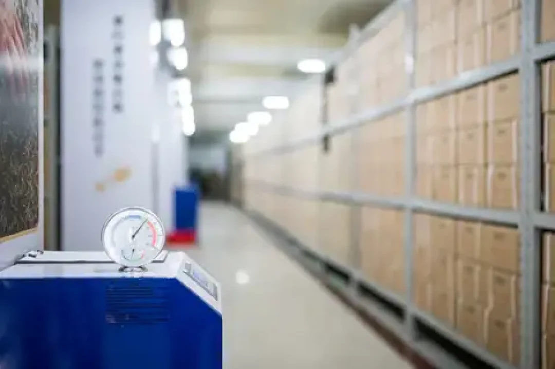 普洱茶崩盘这一年，直播间先塌了：我把央视的109.1元和45000元/公斤、27人里20个演员、70多条头春报价摆齐，理清真崩和假崩、5套话术和4类人的动作