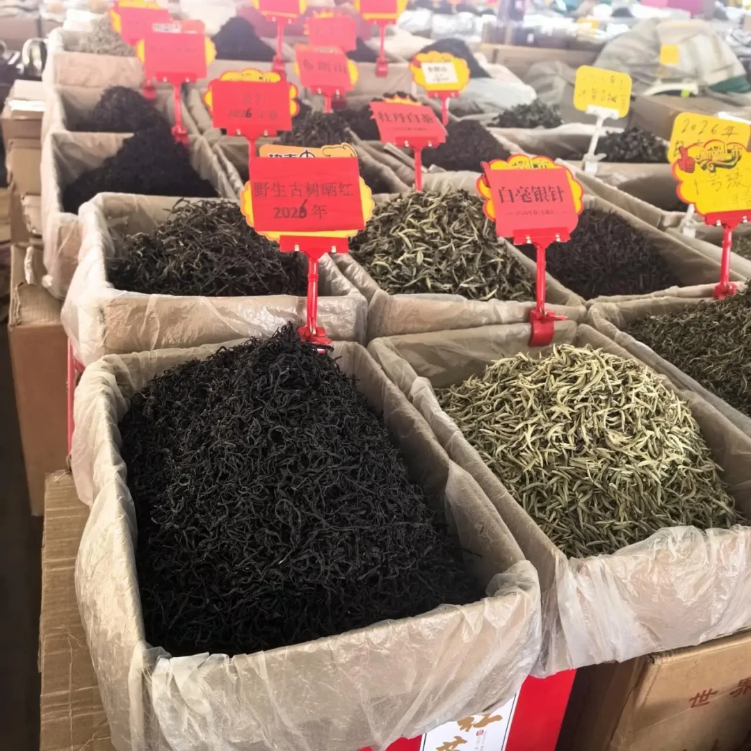 普洱茶崩盘这一年，直播间先塌了：我把央视的109.1元和45000元/公斤、27人里20个演员、70多条头春报价摆齐，理清真崩和假崩、5套话术和4类人的动作