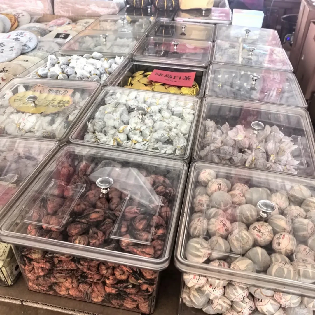 普洱茶崩盘这一年，直播间先塌了：我把央视的109.1元和45000元/公斤、27人里20个演员、70多条头春报价摆齐，理清真崩和假崩、5套话术和4类人的动作