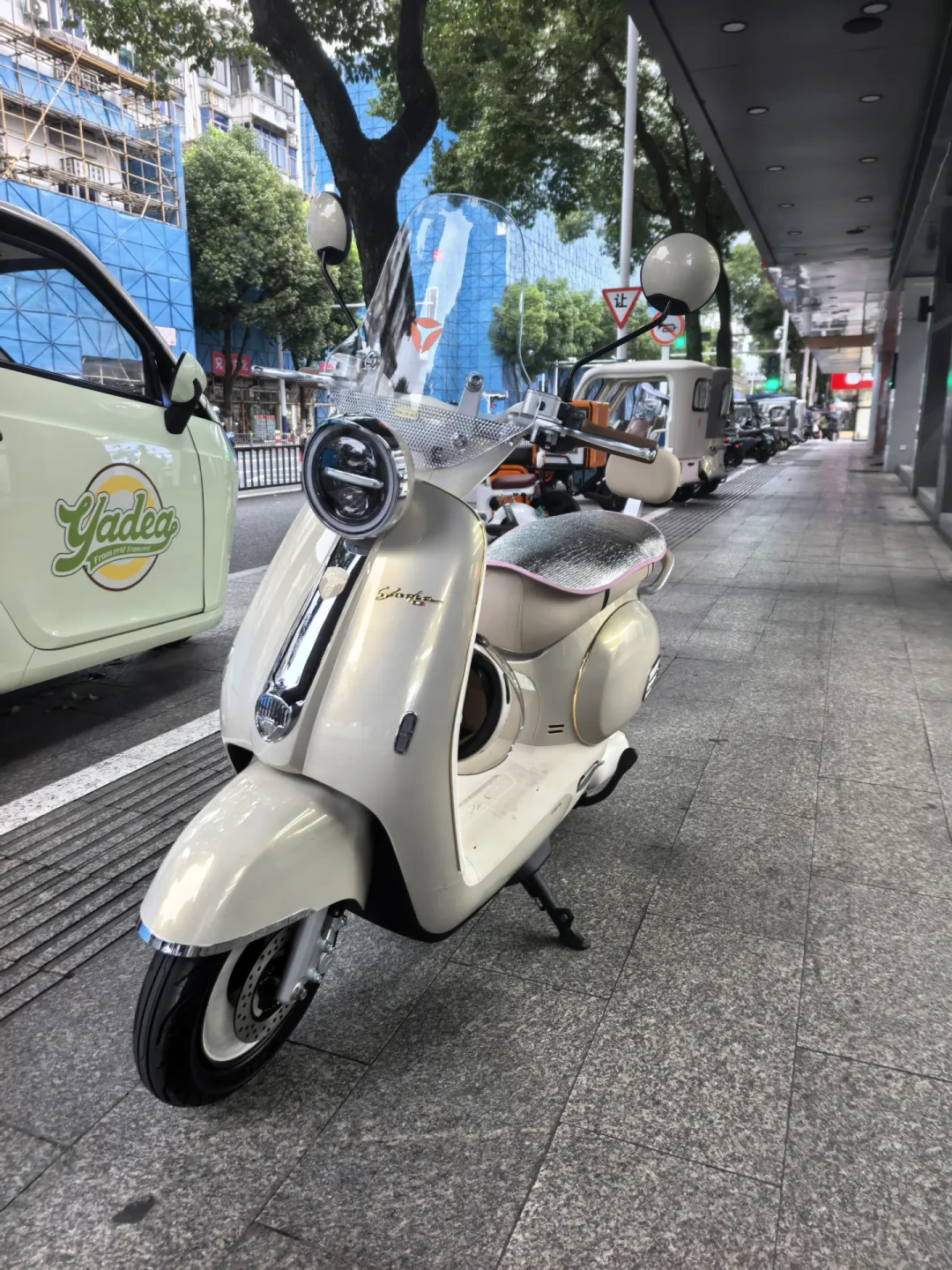 60亿研发只卖出200多台、门店却劝你“加300上钠电”:翻完30条雅迪续航实测、9条成交价和9月电池税新规,这笔升级账我算清了