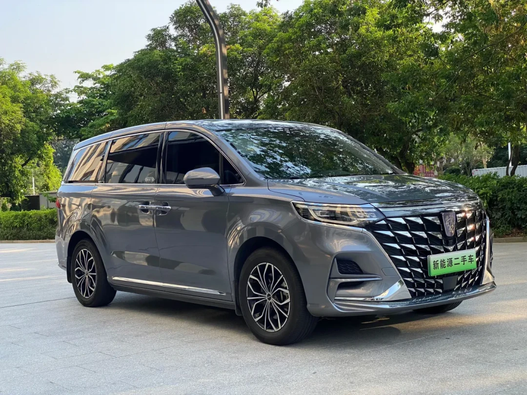 领导开价30万的旧车、行情才20万,隔天25万卖给了没看车的同事:熟人的车能不能买,不看关系看程序——检测、行情锚、合同,一道都不能省
