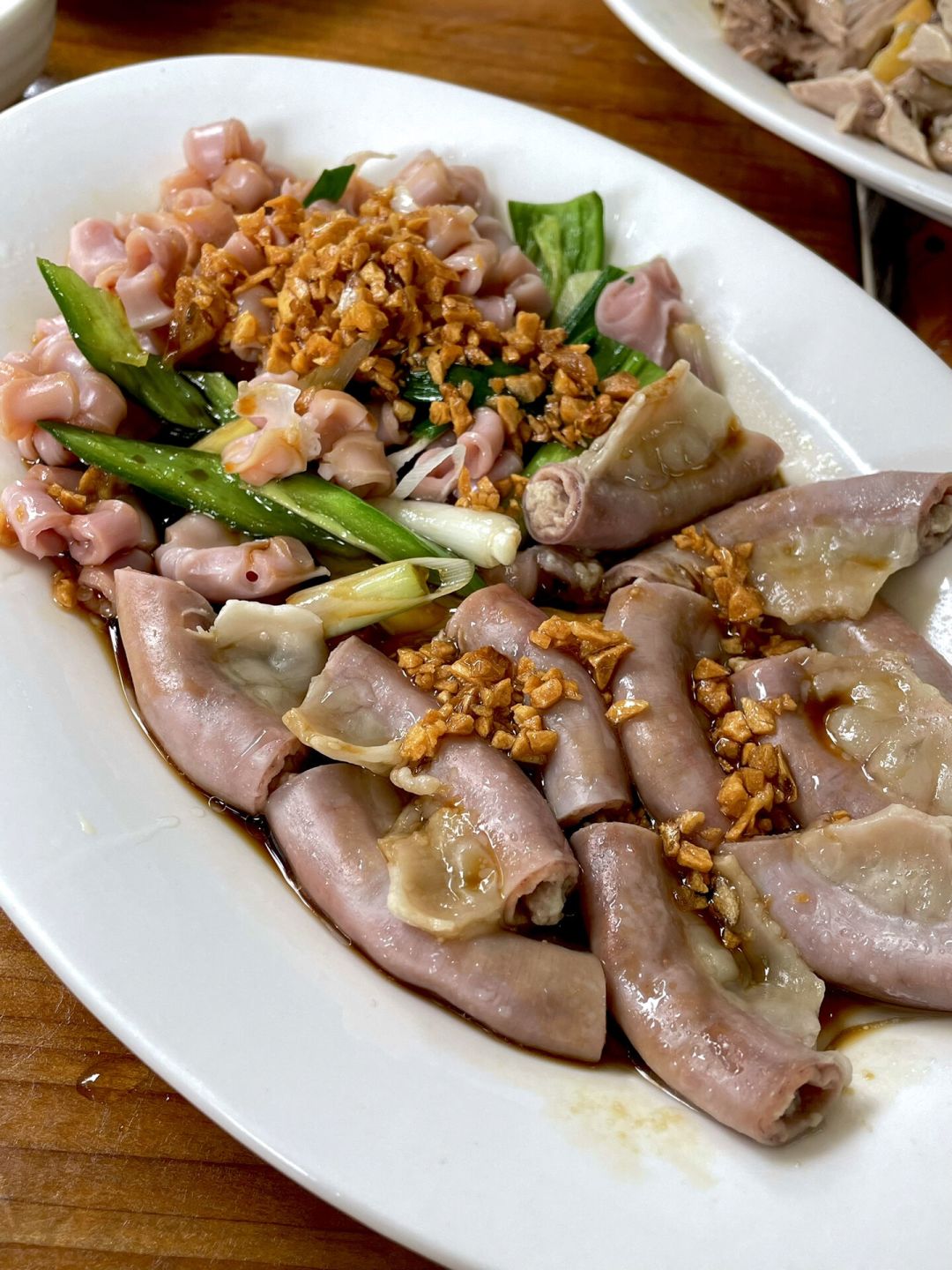 商场「漂亮饭」放炒菜录音冲上热搜、2.6万人转发：先别急着骂预制菜，把三笔账对齐——原帖是单方说法、连「微波炉」细节都有行家存疑，但「锅气」的钱确实按现炒收了你；中央厨房和料理包是两回事，国标和「明示」还没落地，在那之前「这道菜是不是店里现炒的」这句话就是你的知情权
