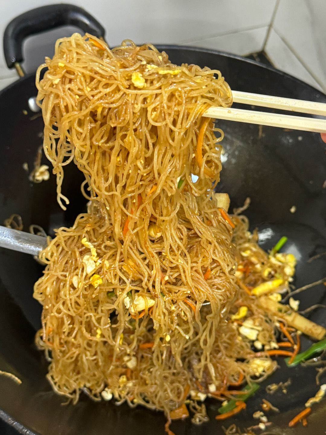 商场「漂亮饭」放炒菜录音冲上热搜、2.6万人转发：先别急着骂预制菜，把三笔账对齐——原帖是单方说法、连「微波炉」细节都有行家存疑，但「锅气」的钱确实按现炒收了你；中央厨房和料理包是两回事，国标和「明示」还没落地，在那之前「这道菜是不是店里现炒的」这句话就是你的知情权