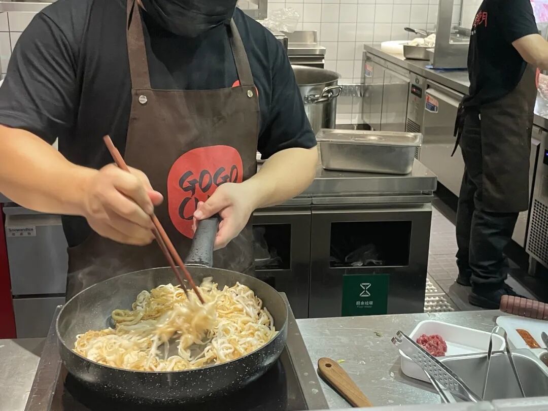 商场「漂亮饭」放炒菜录音冲上热搜、2.6万人转发：先别急着骂预制菜，把三笔账对齐——原帖是单方说法、连「微波炉」细节都有行家存疑，但「锅气」的钱确实按现炒收了你；中央厨房和料理包是两回事，国标和「明示」还没落地，在那之前「这道菜是不是店里现炒的」这句话就是你的知情权