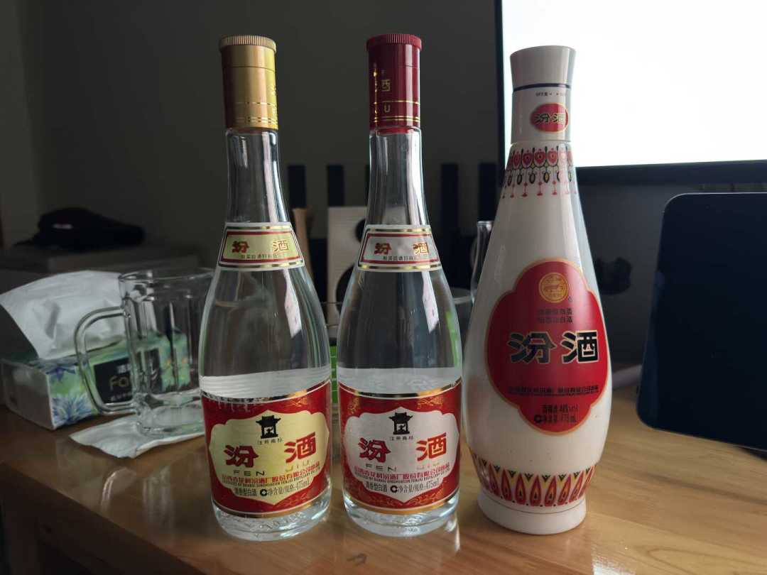 离中秋8天，「夺命53」黄盖玻汾的评论区裂成两半：一拨喊口粮酒天花板、一拨骂苦、酒精味、头疼——版本、批次、渠道、对手四本账我摆齐了