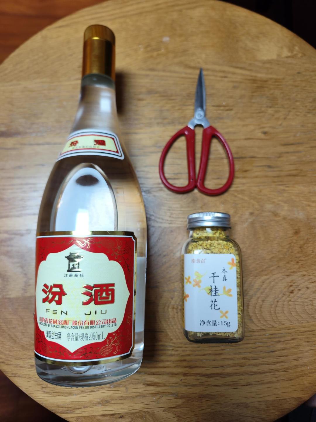 离中秋8天，「夺命53」黄盖玻汾的评论区裂成两半：一拨喊口粮酒天花板、一拨骂苦、酒精味、头疼——版本、批次、渠道、对手四本账我摆齐了