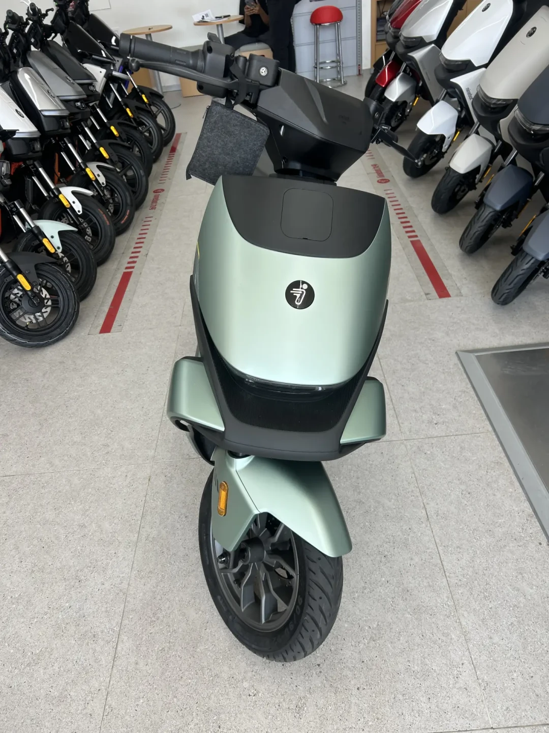 9月电摩三国杀:小牛的4599是空车,九号的4599含电池——把价格带、口径和续航口碑摆平,再决定站哪家