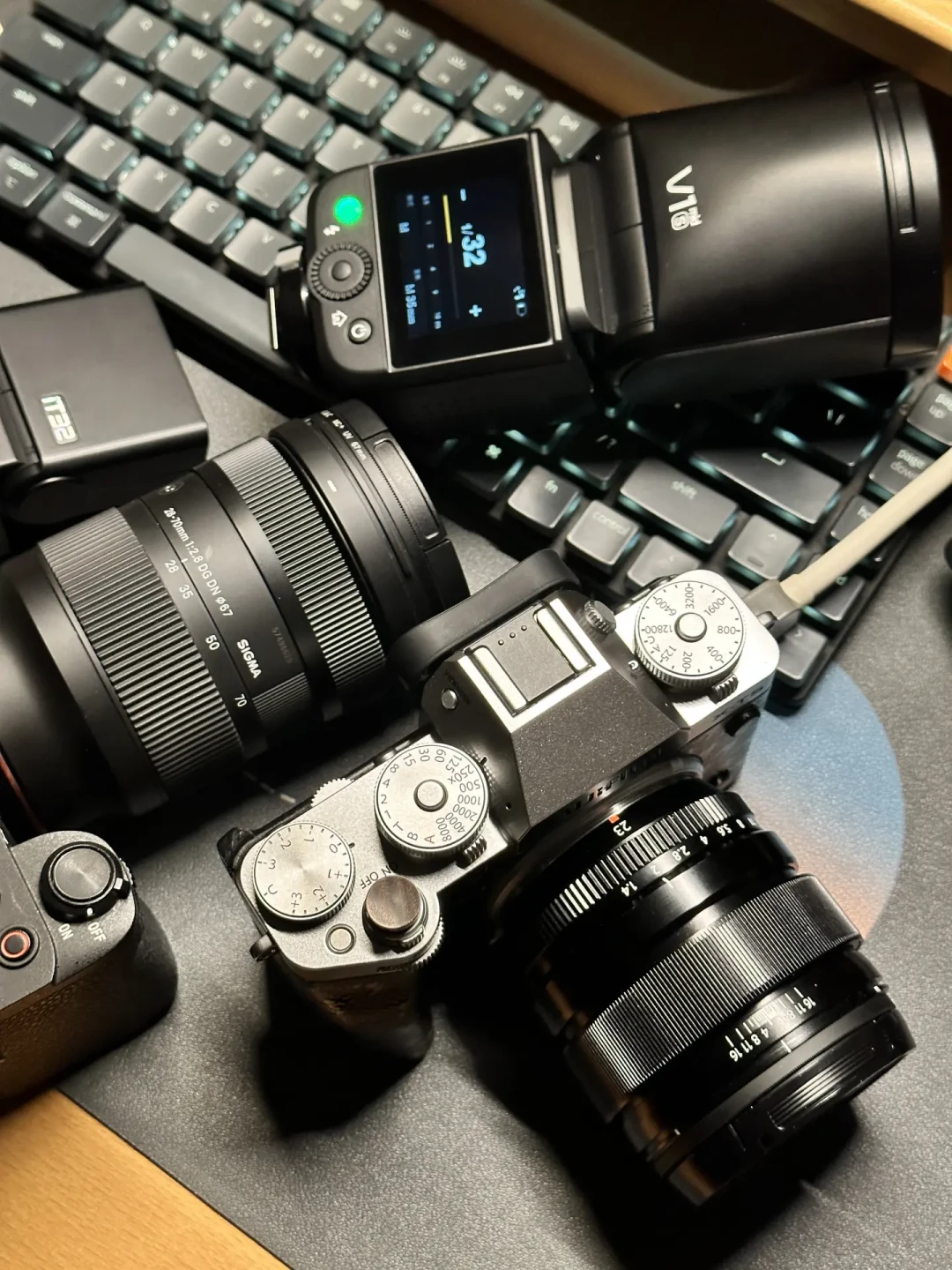 570和1100买的是同一支V1mid:出片季第一支闪光灯下单前,先查热靴口、查刮码、查软文