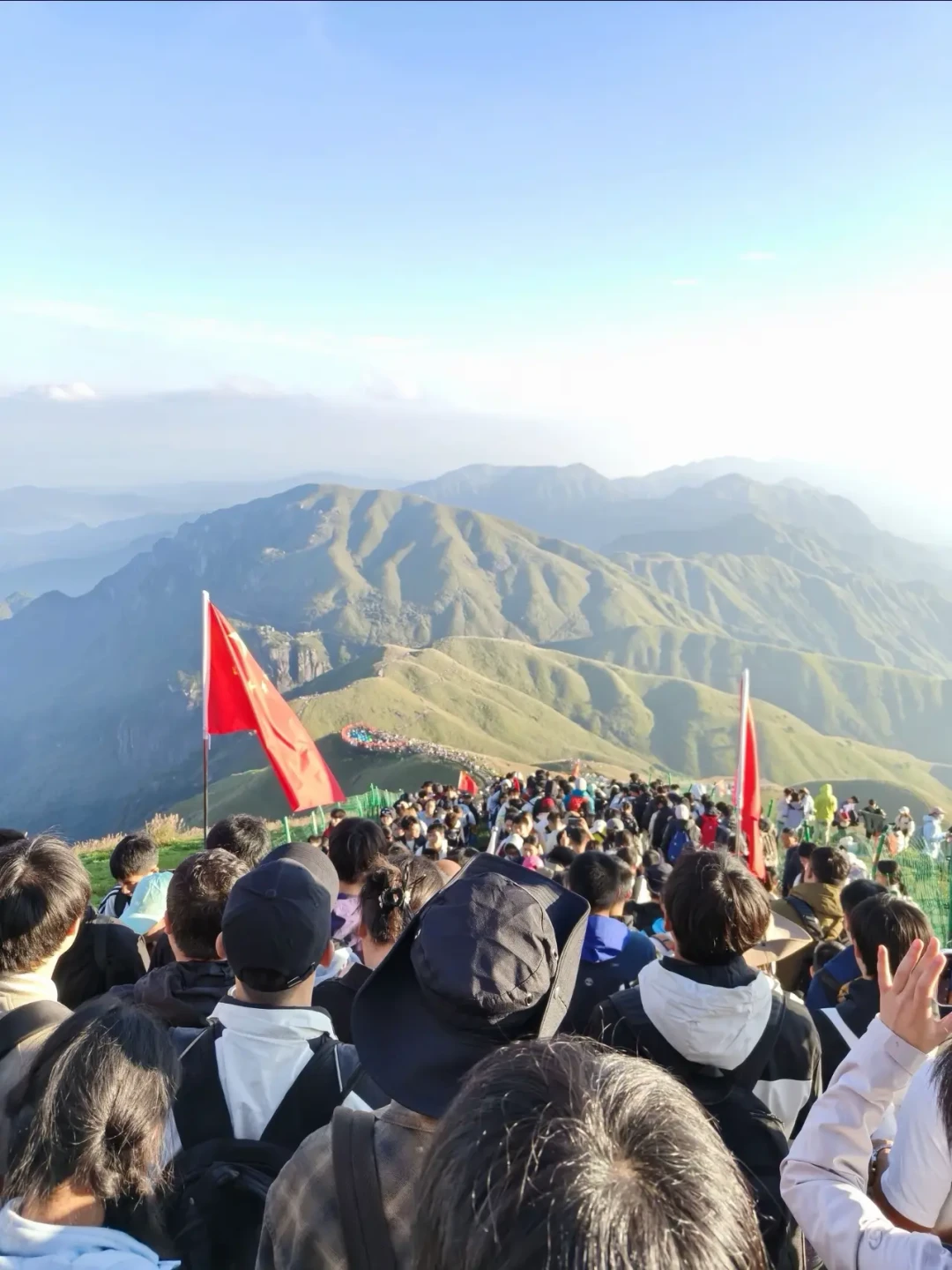 国庆进山前,先过“预约关”:天都峰9点秒没、梵净山约到5287号却只叫到2100——这份放票时刻表,比登山杖更早决定你玩什么