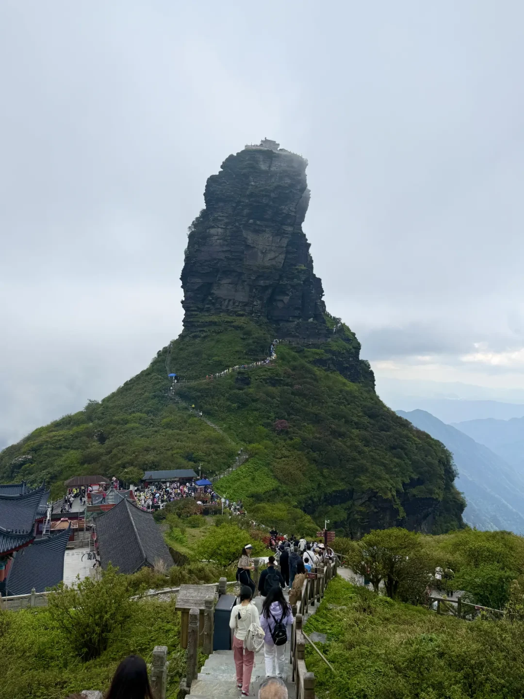 国庆进山前,先过“预约关”:天都峰9点秒没、梵净山约到5287号却只叫到2100——这份放票时刻表,比登山杖更早决定你玩什么