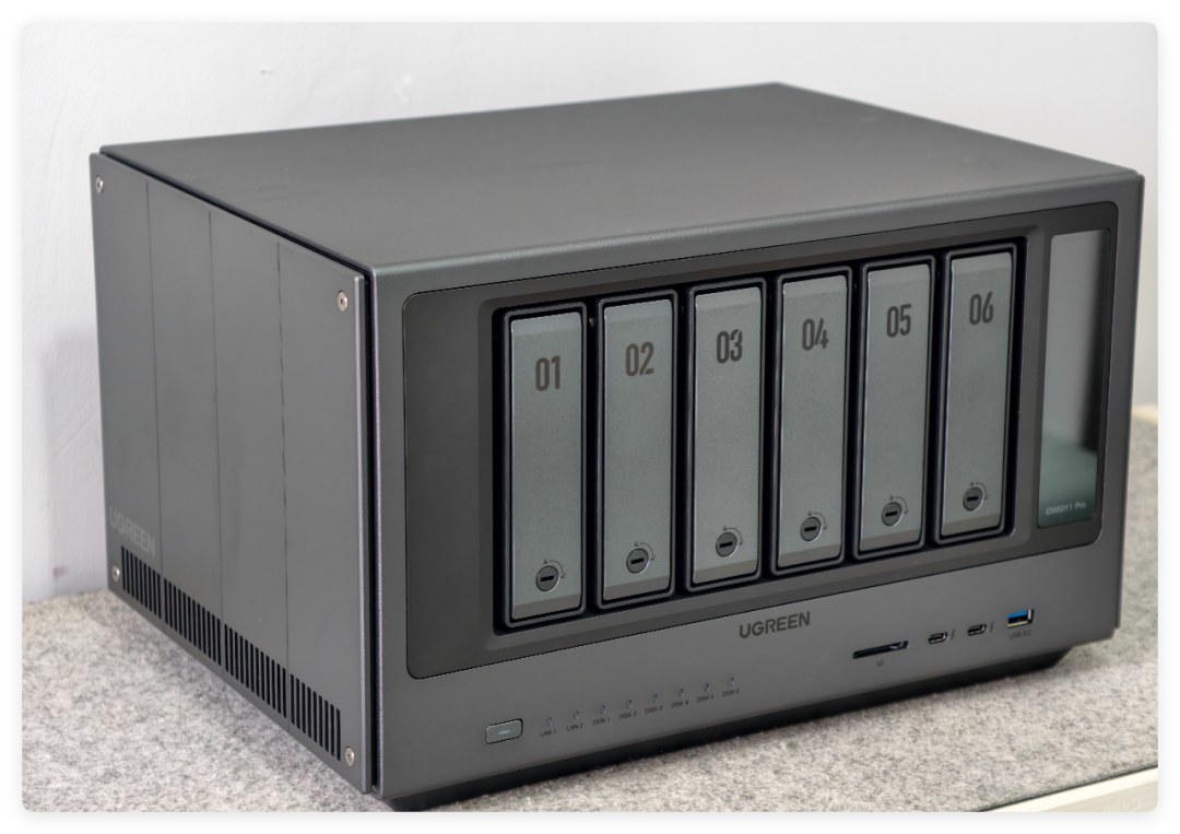 定价19999、首发15999的AI NAS开卖:硬盘最贵的当口,绿联把大模型装进了六盘位机皇——我把两派首发评测、33条劝退评论和三本替代账对了一遍,理出AI NAS哪三层是真货、哪三层是包装,四类人现在该不该上车
